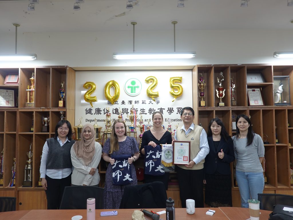 澳洲塔斯馬尼亞大學Rosie Nash博士與Claire Evans博士於「專題討論(Seminar)」課程進行專題演講,演講主題:What is the Health Literacy & Equity Research Unit and What Do We Do?